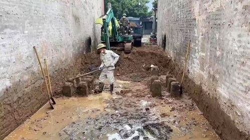 蓋房打地基遇到地下水 看這位業主如何巧妙應對，施工現場實拍詳解